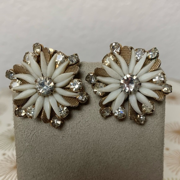 Vintage white flower crystal earrings - Picture 1 of 6